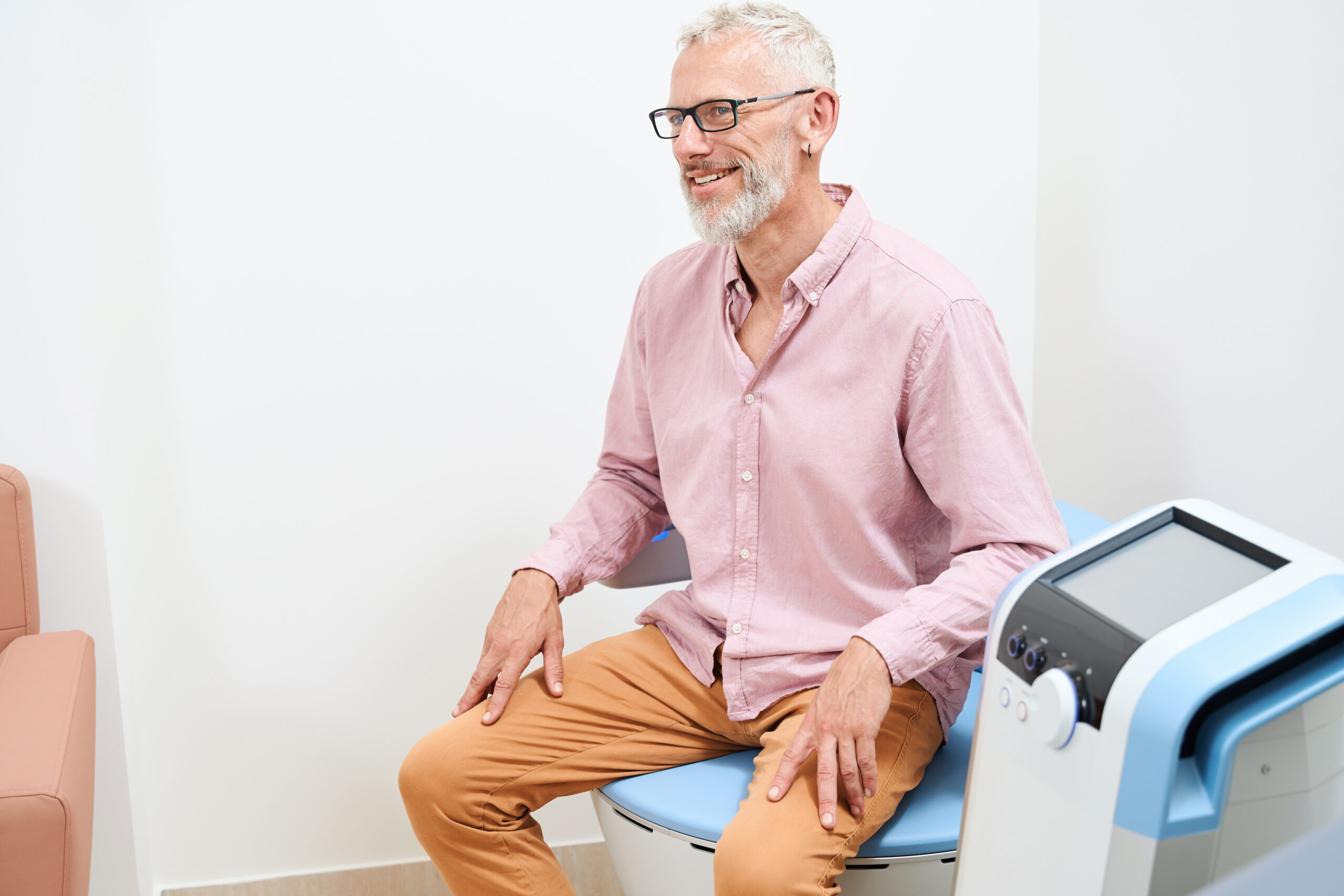 Une patiente subit une procédure de physiothérapie pour stimuler les muscles du plancher pelvien
